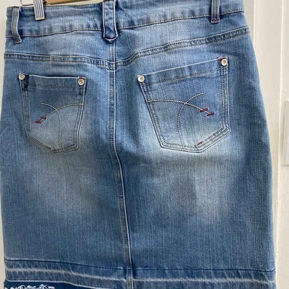 Beautiful jeans skirt - Picture 2 of 3